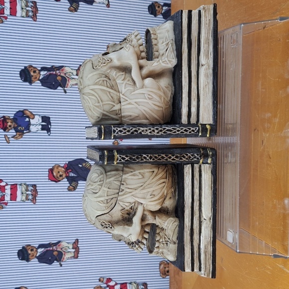 Bellaa decorative skulls small storage Celtic knot design resin bookends - Picture 3 of 8